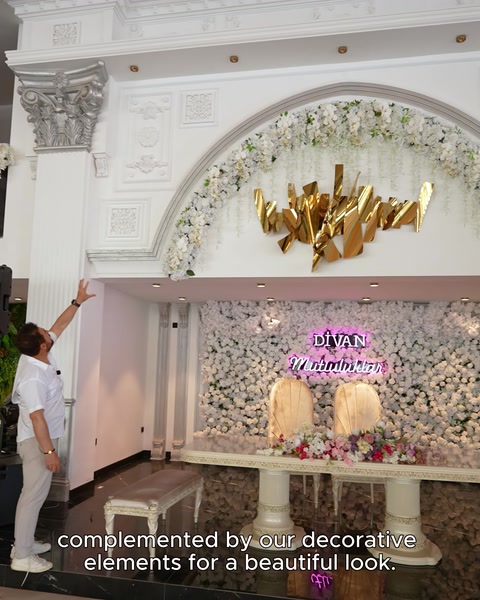 Çiçekli sahne fonunu çevreleyen kemer, pilaster ve dekoratif elemanlar