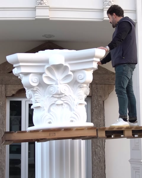 Platformda kişi kapitel başlığını monte ediyor