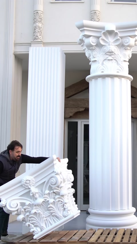 Büyük Korint sütun başlığı montaj noktasına doğru kaldırılıyor.