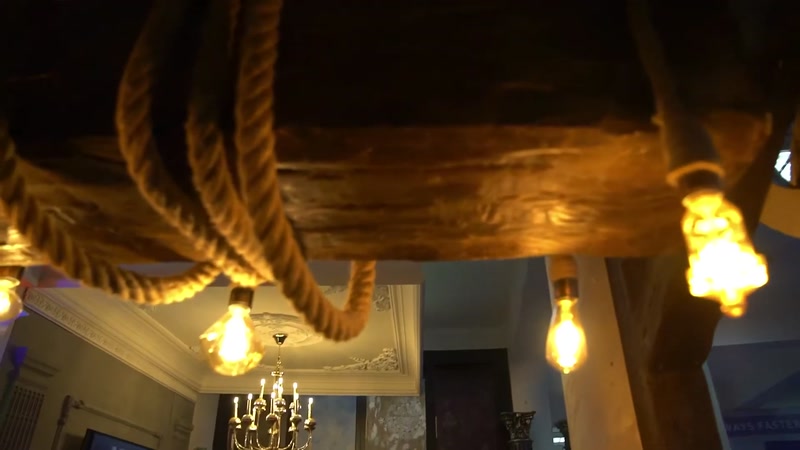 Halat detaylı tavan kirişleri ve sarkıt ampuller yakından görülüyor