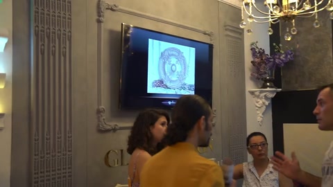 Şömine yanındaki dikey duvar çıtaları ve dekoratif köşe süsleri
