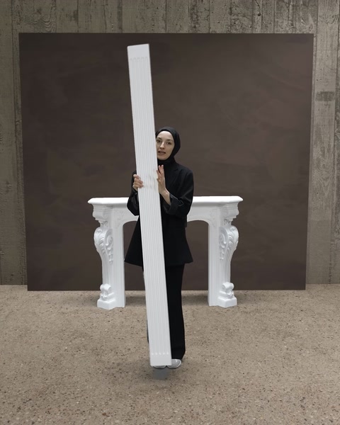 Payanda ürünü elde tutularak sütun üzerine taşınıyor
