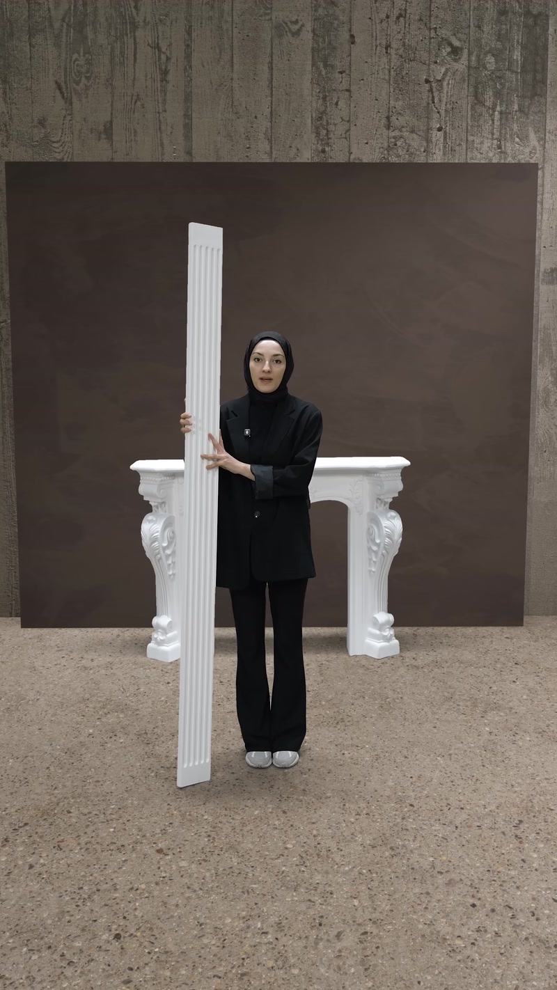Yivli pilaster sütun parçası şömine kombinasyonu önünde tanıtılıyor