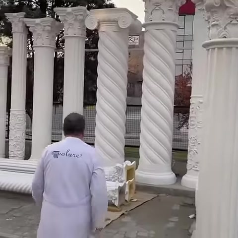 Farklı gövde ve başlık tasarımlı sütunlar açık alanda sıralanıyor