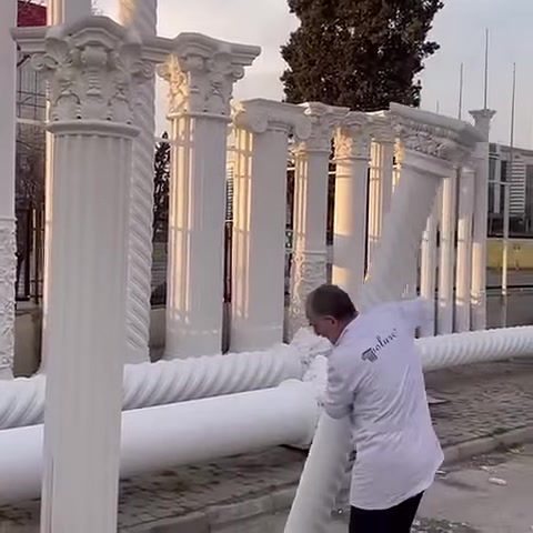 Usta, spiral gövdeli dekoratif sütunu dik konuma getiriyor