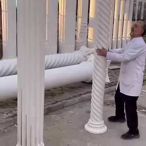 Yivli sütun modeli tabanı üzerinde dik şekilde sergileniyor