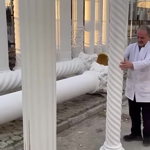 İnce burmalı sütun gövdesi, yivli model yanında gösteriliyor