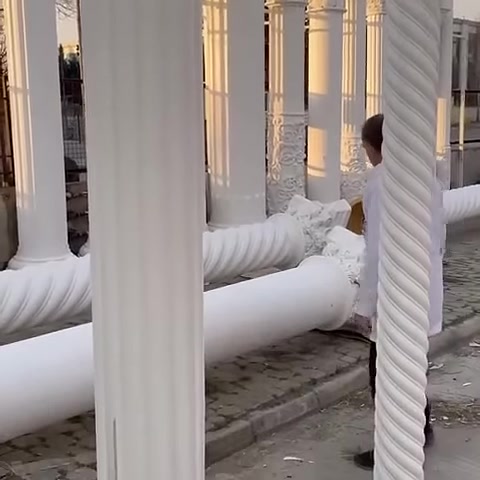 Düz, yivli ve burmalı sütun gövdeleri yan yana sıralanıyor