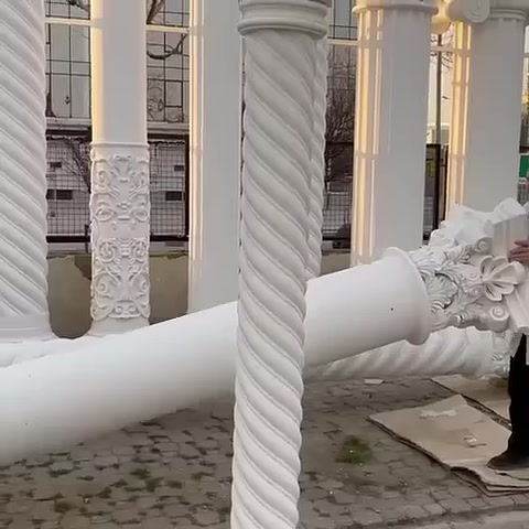Çiçek motifli başlık ve uzun sütun gövdesi yatay görülüyor