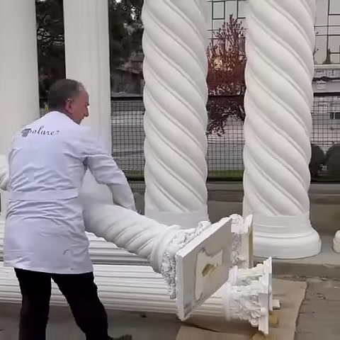 Burmalı sütun gövdesi sergi alanındaki destekten kaldırılıyor