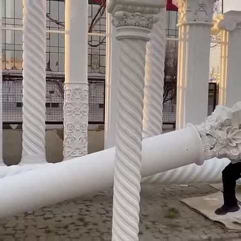Yivli sütun ile bezemeli başlık modelleri yan yana sergileniyor