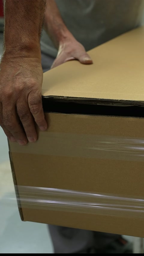 Usta kalın levhayı işaretlenen çizgi boyunca kesiyor