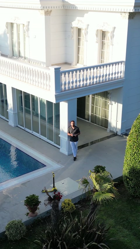 Havuzlu yapının cephesinde sütunlar, söveler ve dekoratif korkuluklar görülüyor