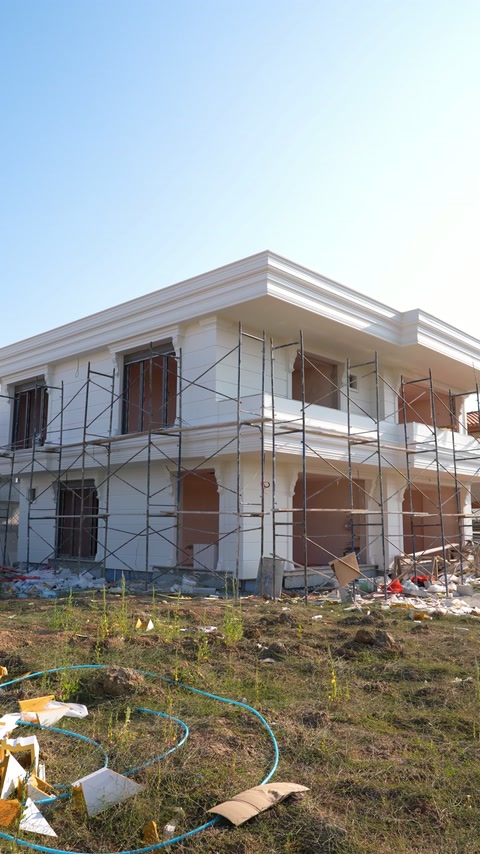 İskele kurulu yapıda dış cephe dekorasyon uygulaması sürüyor
