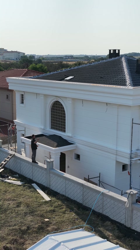 Tamamlanan yapıda kemerli pencere ve kat silmeleri öne çıkıyor