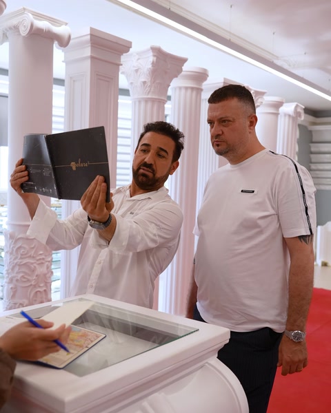 Ürün kataloğu elde tutularak sove ve süsleme modelleri gösteriliyor