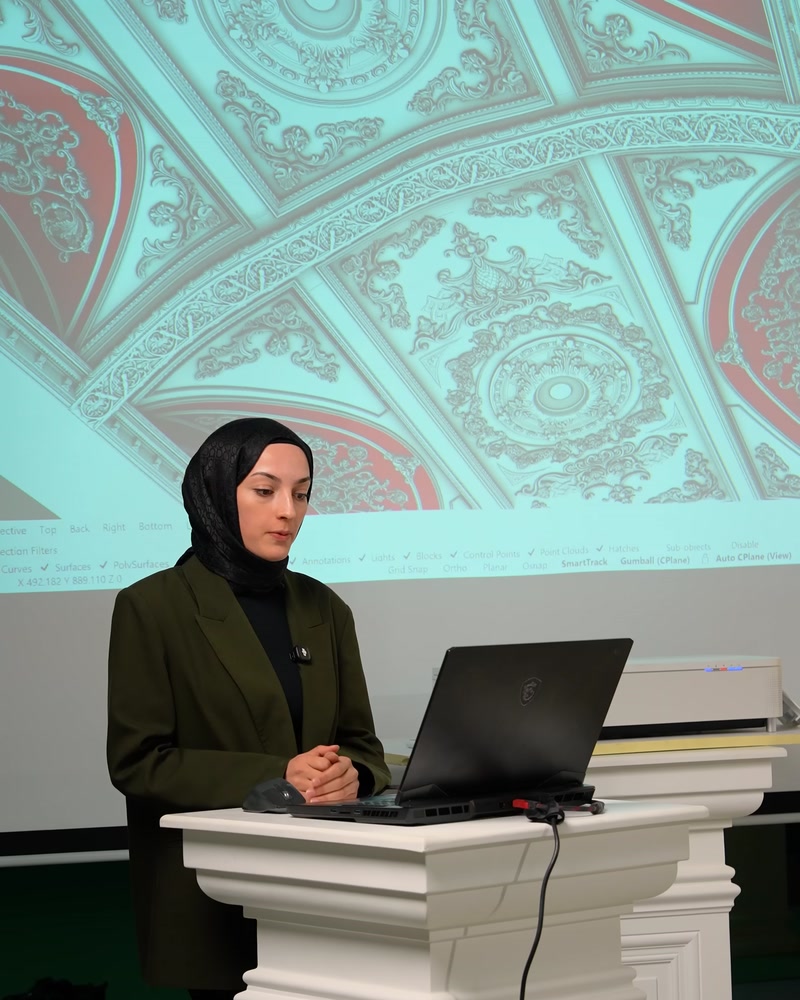 Sunucu podyumda, arkada tavan bezeme tasarımı ekranda