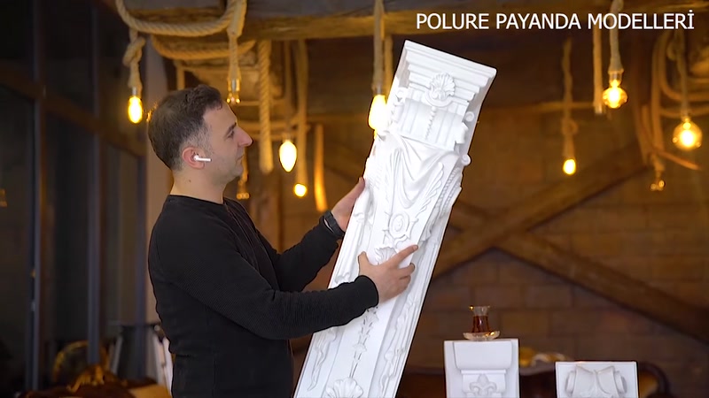 Elde tutulan motifli poliüretan payandanın kabartmalı ön yüzü