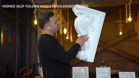 Payandanın merkezindeki kabartma motif ve çerçeve ayrıntıları görülüyor