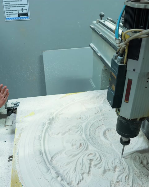 CNC freze ucu kartonpiyer desenini işlerken yakın çekim