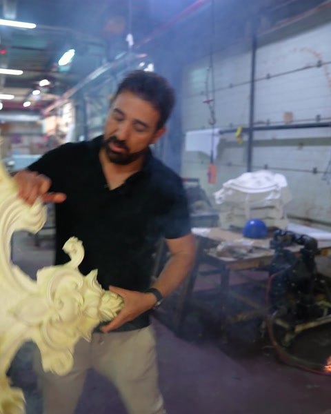 Dumanı tüten kartonpiyer parçasını taşıyan çalışan