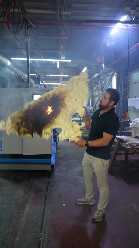 Atölyede test edilen dekoratif parça ve yükselen duman görülüyor.