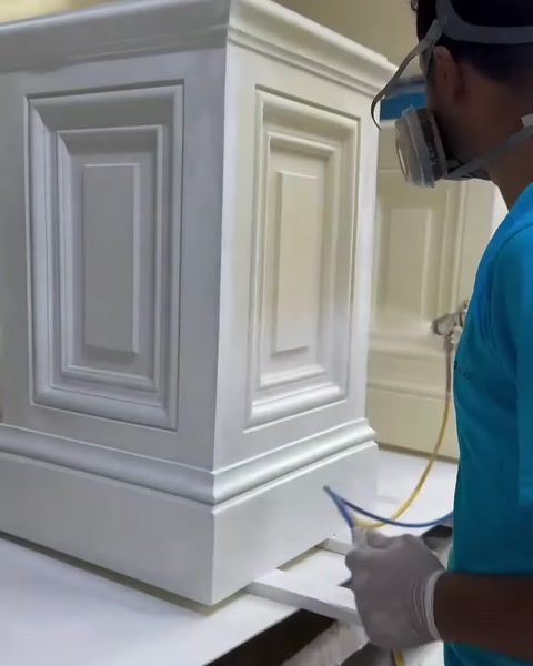 Kaidenin çerçeveli yan yüzeyi püskürtme tabancasıyla kaplanıyor
