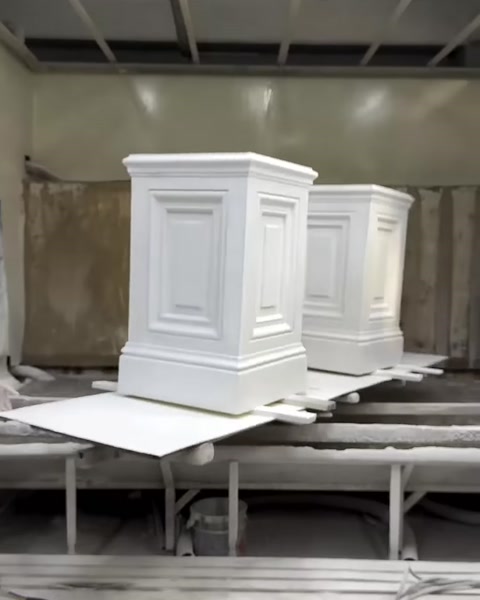 Kaplaması tamamlanan iki pilaster kaidesi üretim alanında bekliyor