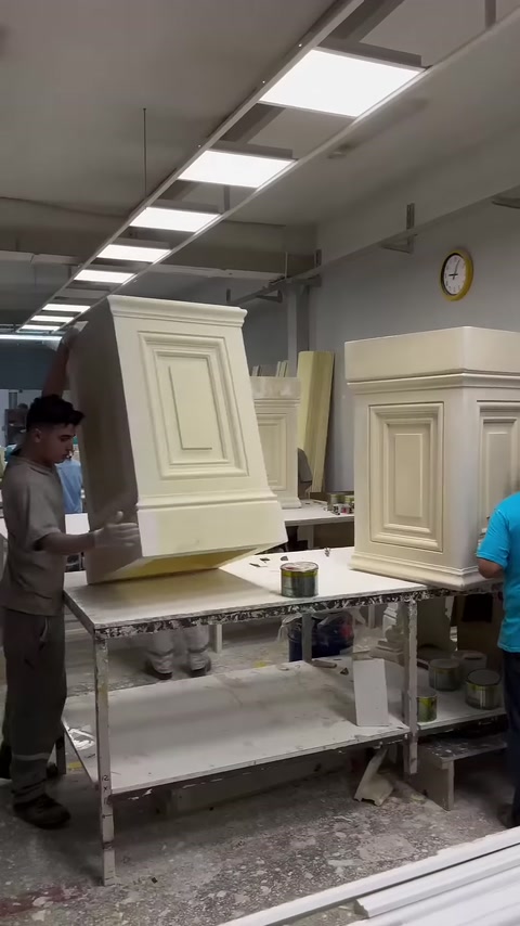 Farklı boyutlardaki tamamlanmış pilaster kaideleri atölyede sergileniyor.