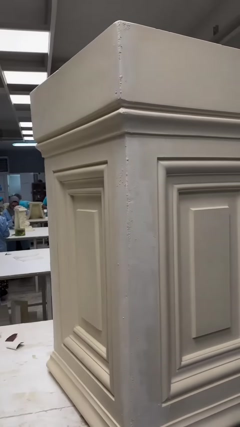 Kademeli silmeler ve çerçeveli kaide yüzeyi yakından görülüyor.