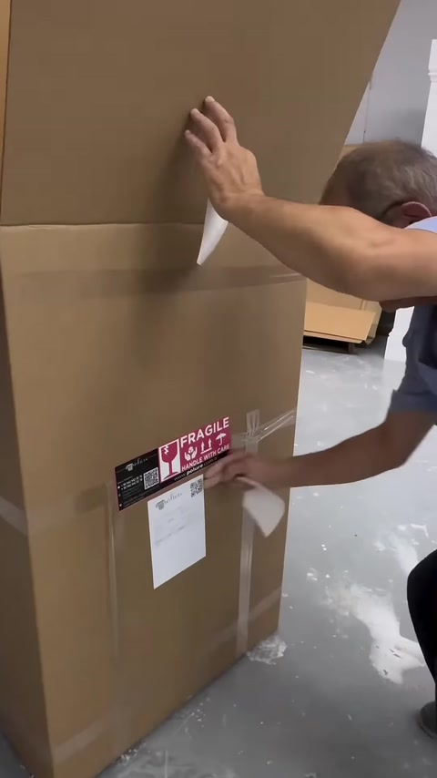 Üretimi tamamlanan dekoratif kaide koruyucu kartonla paketleniyor.