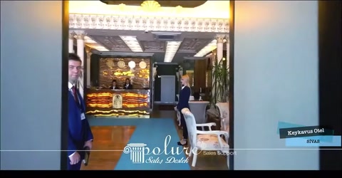 Otel girisinde gorevli personel ve ic mekan sutunlari
