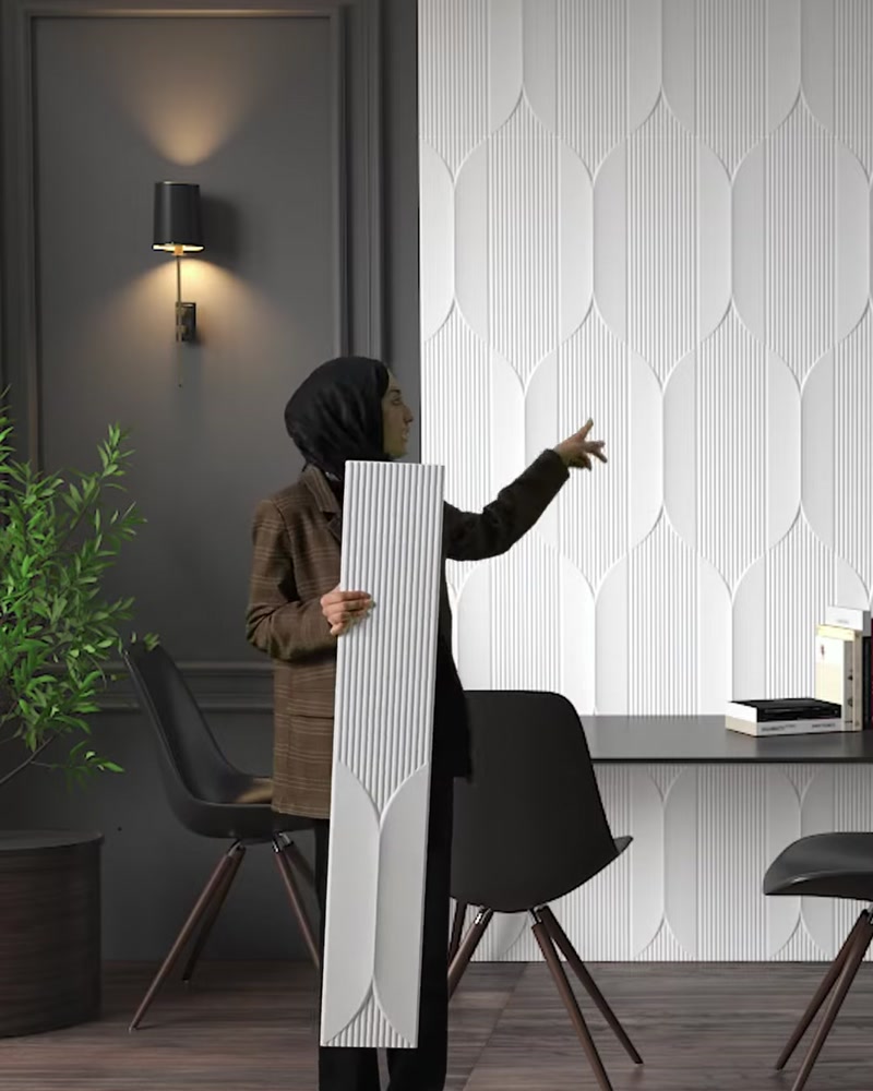 Dikey poliüretan panel ve duvardaki geometrik uygulama birlikte gösteriliyor