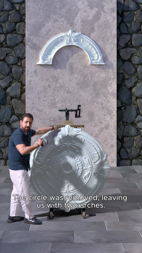 Kesilmiş kemer parçası duvarın üst bölümünde sergileniyor