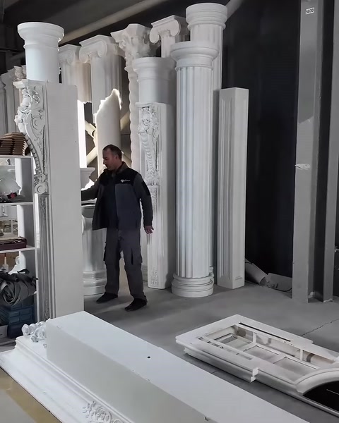Dekoratif sütun çeşitleri ve giriş çevresi parçaları birlikte sergileniyor.