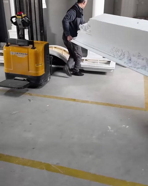 Geniş taç parçası, giriş düzenlemesine eklenmek üzere taşınıyor.