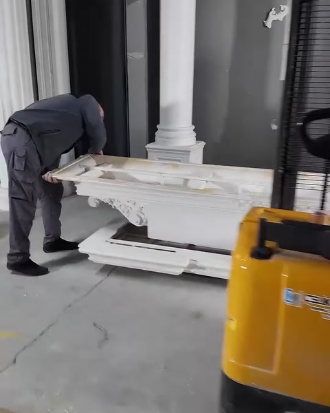 Ustalar, bezemeli yatay parçayı zemindeki bileşenlerle eşleştiriyor.