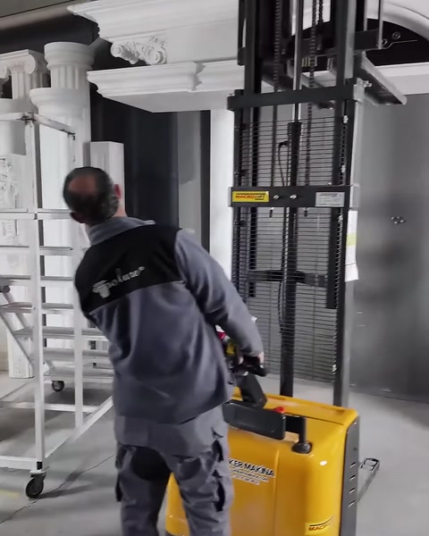 Usta, üst parçaların yerleşimi için kaldırma platformunu yönlendiriyor.