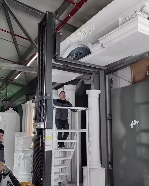 Platformdaki usta, kemerli kapı üstü tacını yerine hizalıyor.