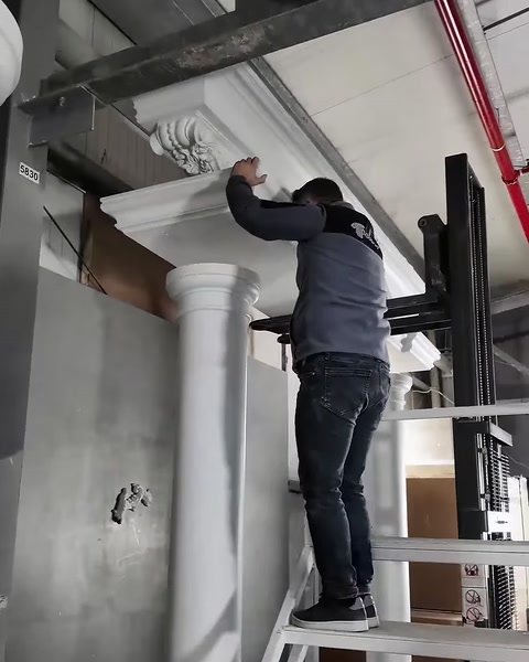 Kabartmalı köşe detayı, sütun başlığı üzerindeki yuvaya oturtuluyor.