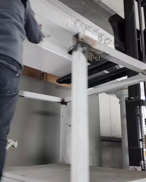 Çiçek motifli yatay taç ve kemerli bölüm yakından görülüyor.