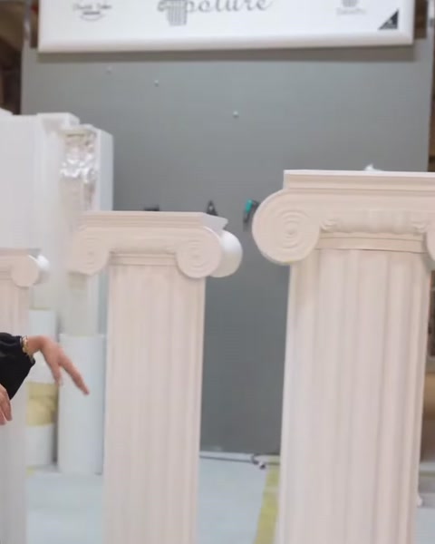 Farklı genişlikteki kıvrımlı başlıklar ve sütun gövdeleri karşılaştırılıyor