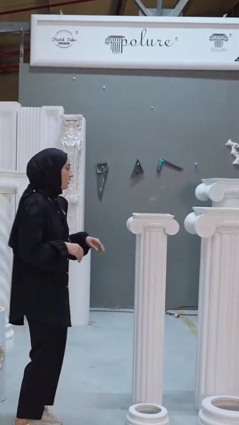 Showroom alanında farklı yüksekliklerde sergilenen beyaz dekoratif sütun modelleri