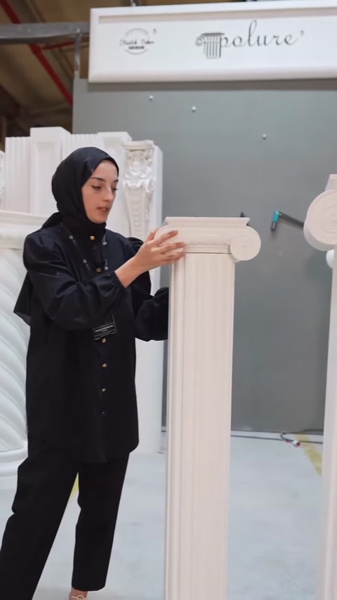 Sütun başlığının gövdeyle uyumu elle işaret edilerek anlatılıyor
