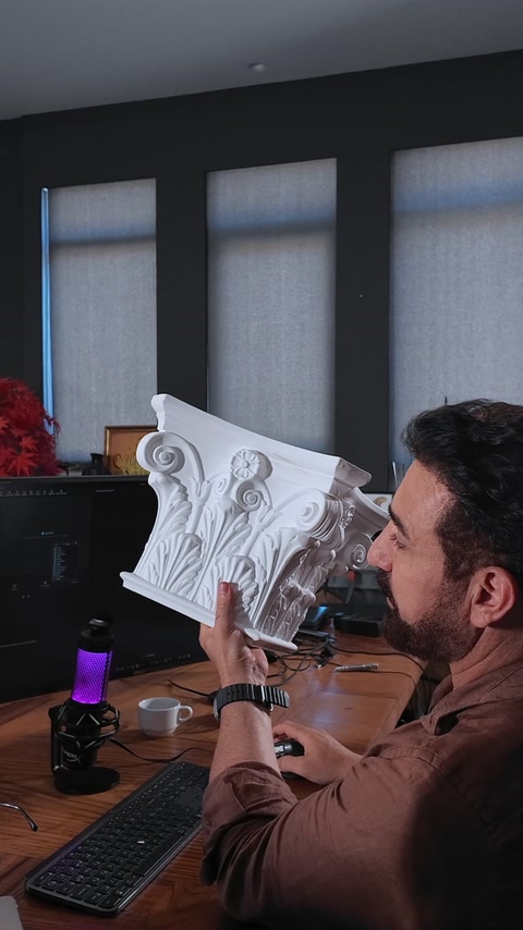 Akantus yapraklı büyük sütun başlığı elde ayrıntılı inceleniyor