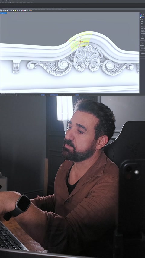 Akantus kıvrımlı alınlık bezemesi yakın planda sergileniyor