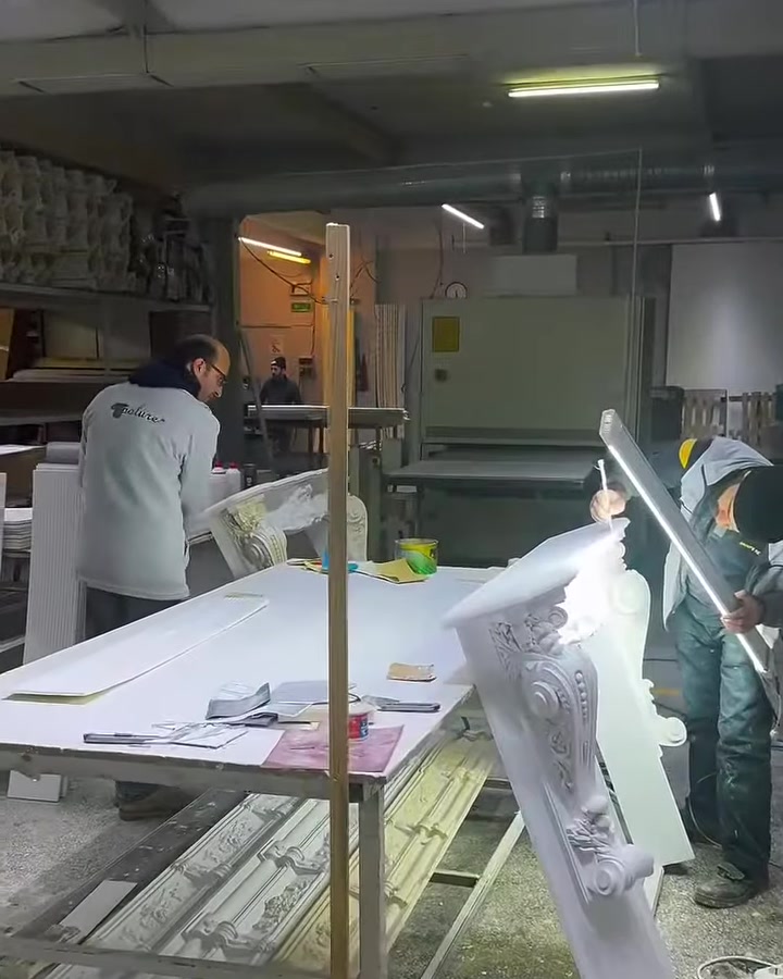 İş tezgâhında işlem gören motifli dekoratif sütun parçası