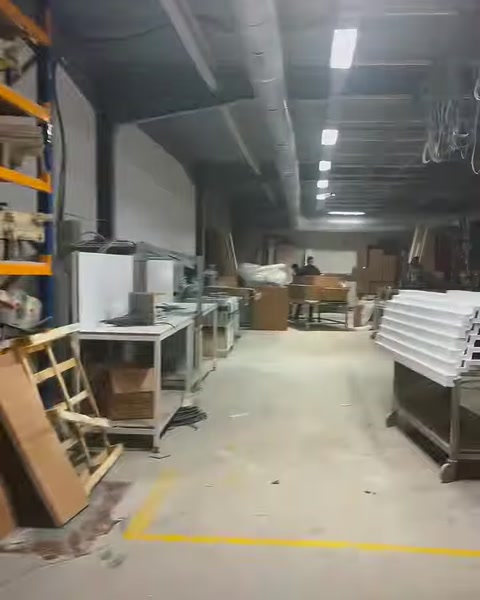 Tezgâhlar ve ekipmanlarla düzenlenmiş geniş üretim atölyesi