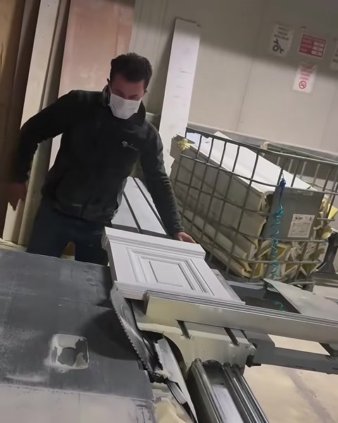 Kademeli yüzeye sahip söve profilinin makinede hassas kesimi