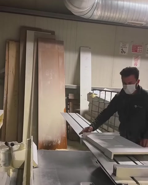 Kesilmiş söve parçalarının tezgâh üzerinde düzenlenme aşaması